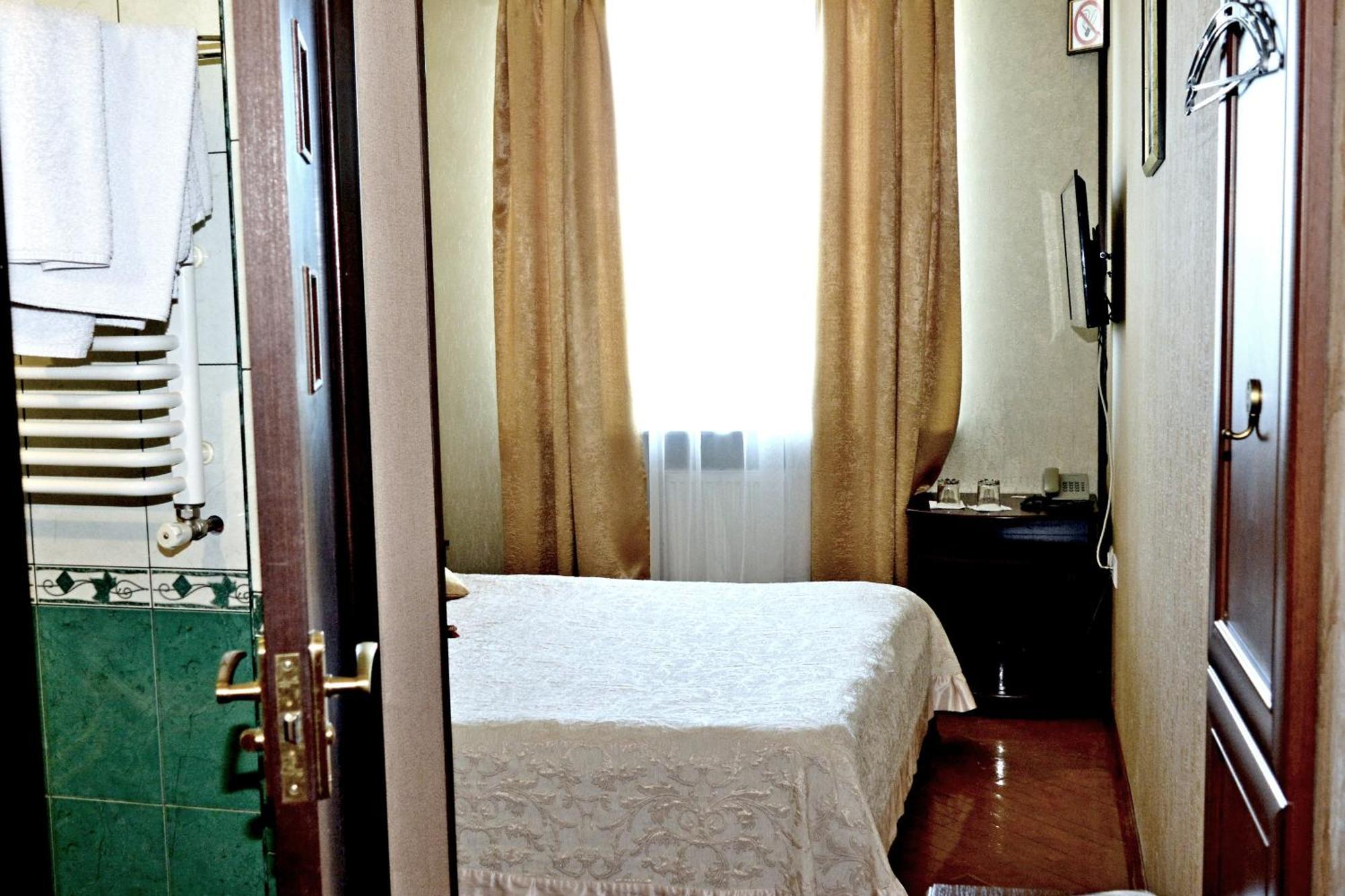 Argo Hotel Lviv Buitenkant foto